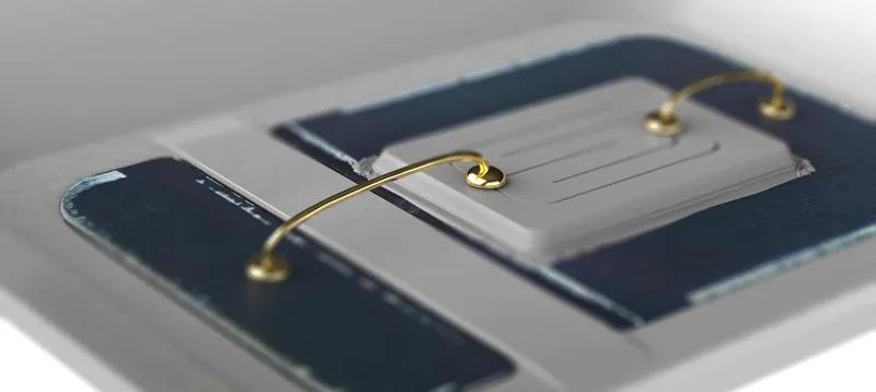 Vergrößerte schematische Darstellung des Gold-Bump-Bondens auf einem LED-Chip-Pad